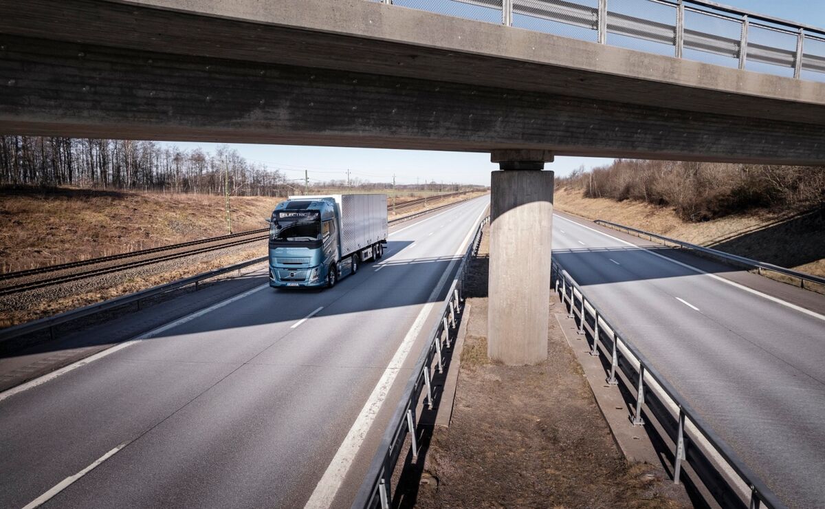 Volvo FH Aero Electric op de snelweg