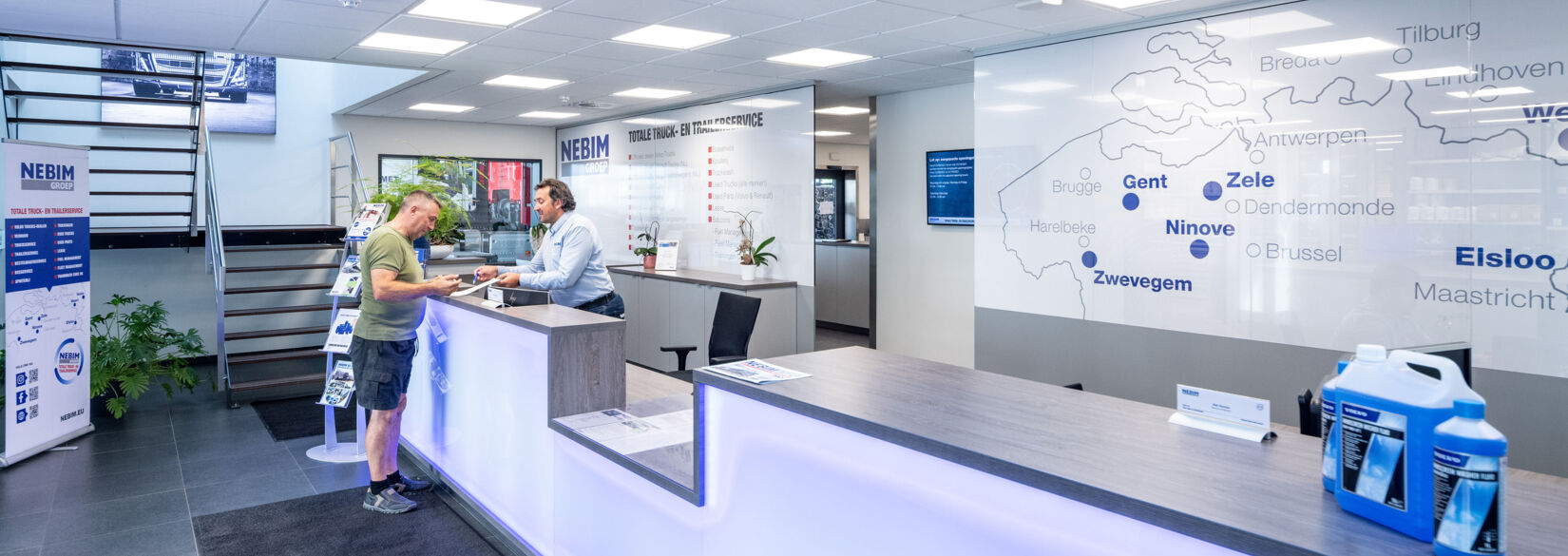 Klant aan de balie bij NEBIM vestiging Zele