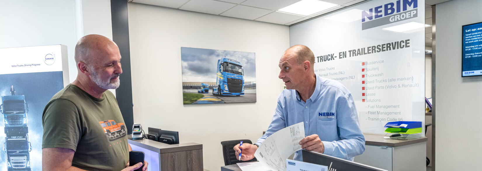 Klant aan de balie bij Nebim Vestiging Ninove