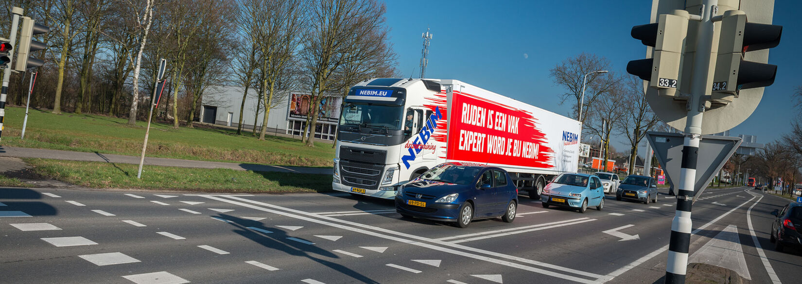 Nebim-code-95-Trainingstruck-op-de-weg