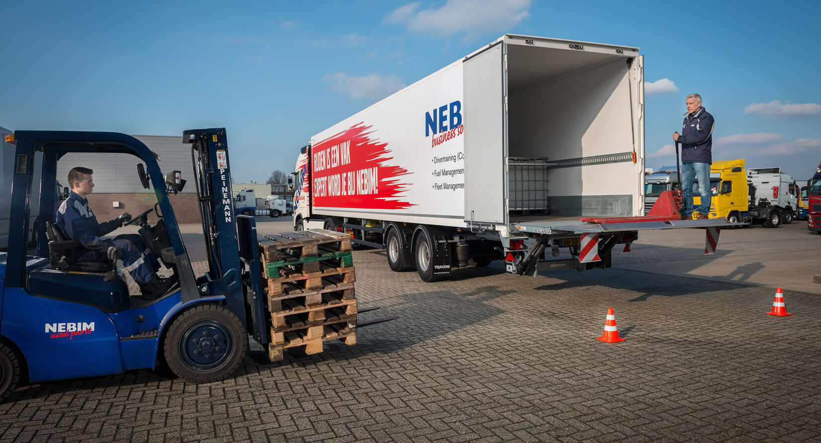 Nebim-code-95-Trainingstruck-forkheftruck-laden-2 Nebim-code-95-Trainingstruck-forkheftruck-laden-2