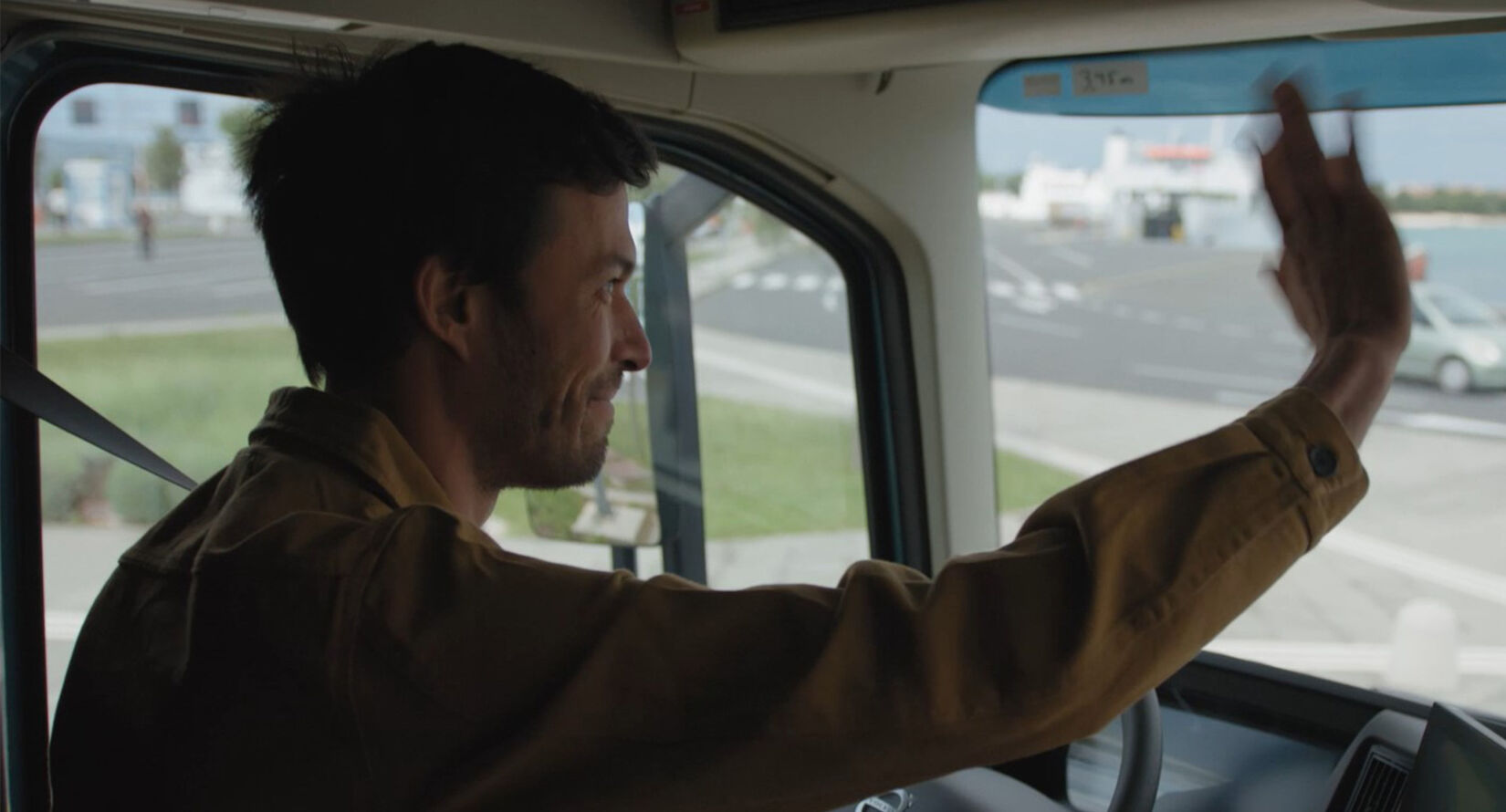 stop-look-wave-volvo-trucks-header