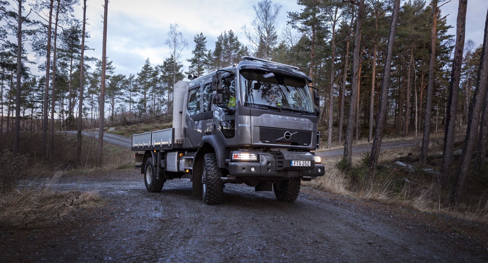 Volvo FL 4x4 front in het bos