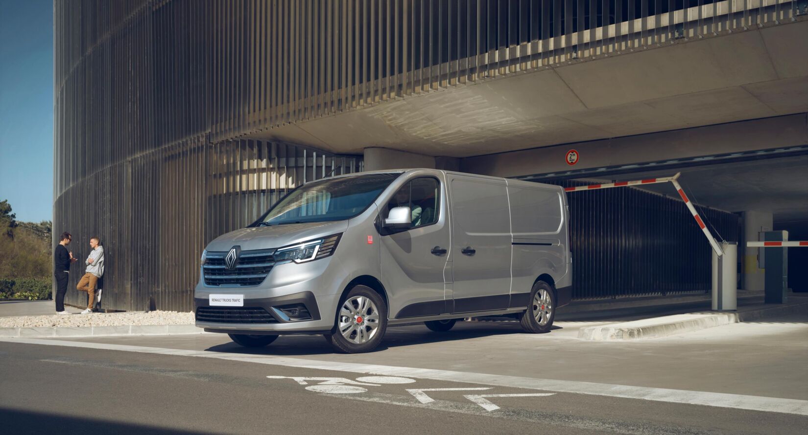 Nebim-Renault-Trafic-gesloten-bestel-grijs-bij-parkeergarage-driekwart Nebim-Renault-Trafic-gesloten-bestel-grijs-bij-parkeergarage-driekwart