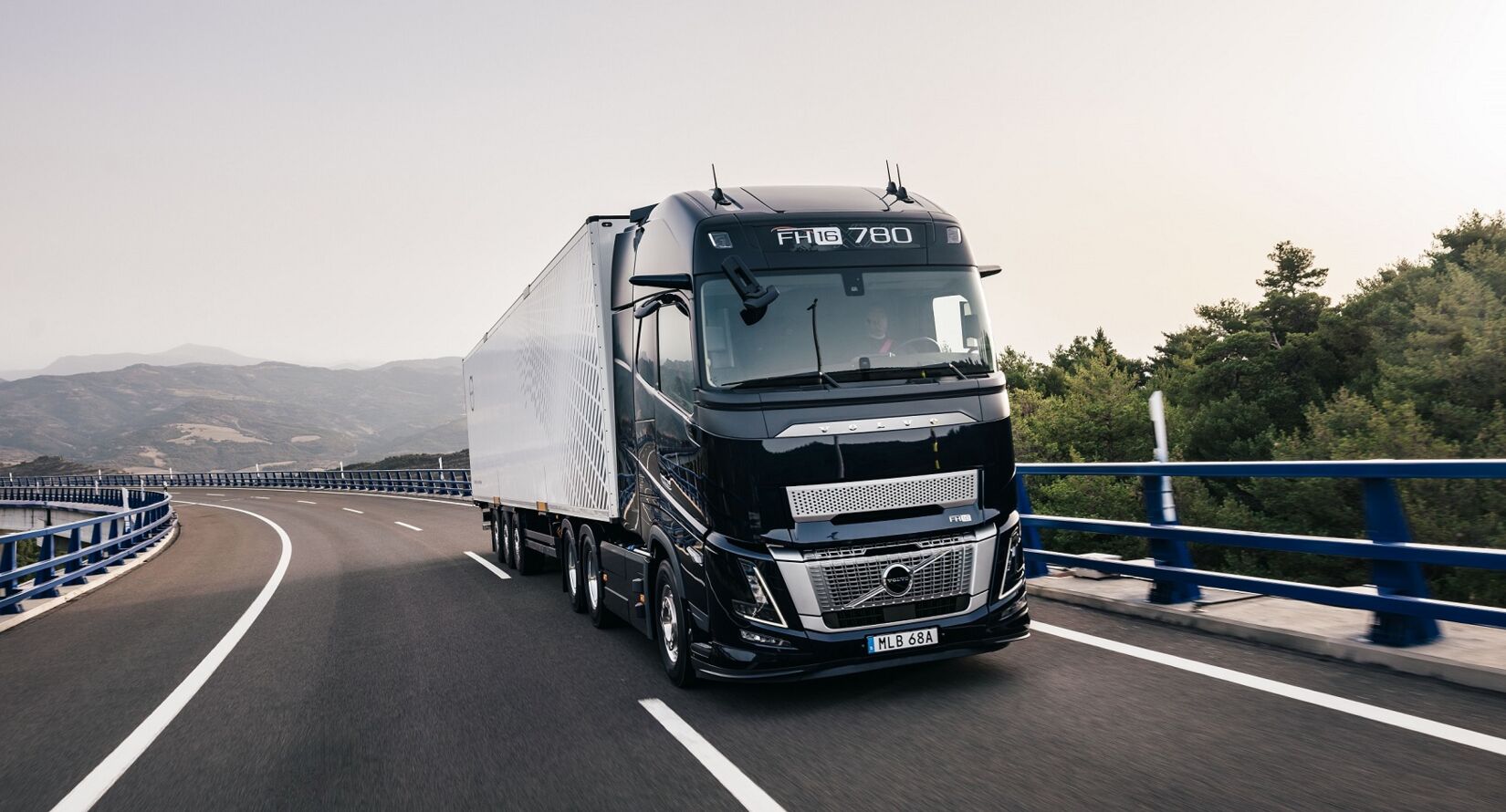 Volvo FH16 Aero header