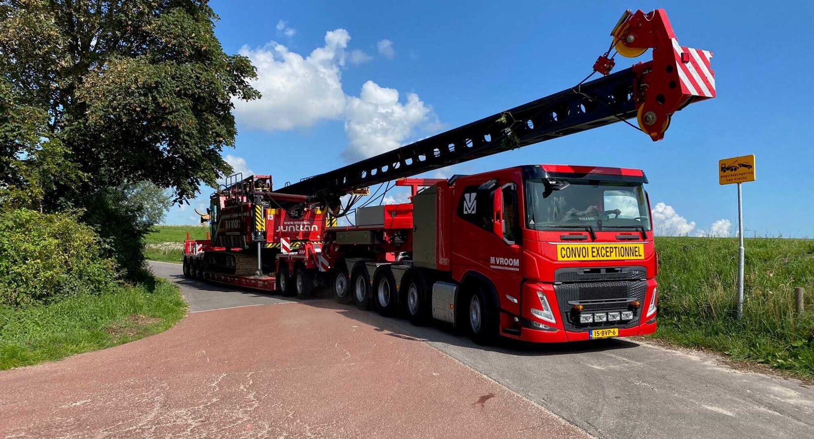 NEBIM-volvo-fm540-10x4-zwaartransport-vroom-01