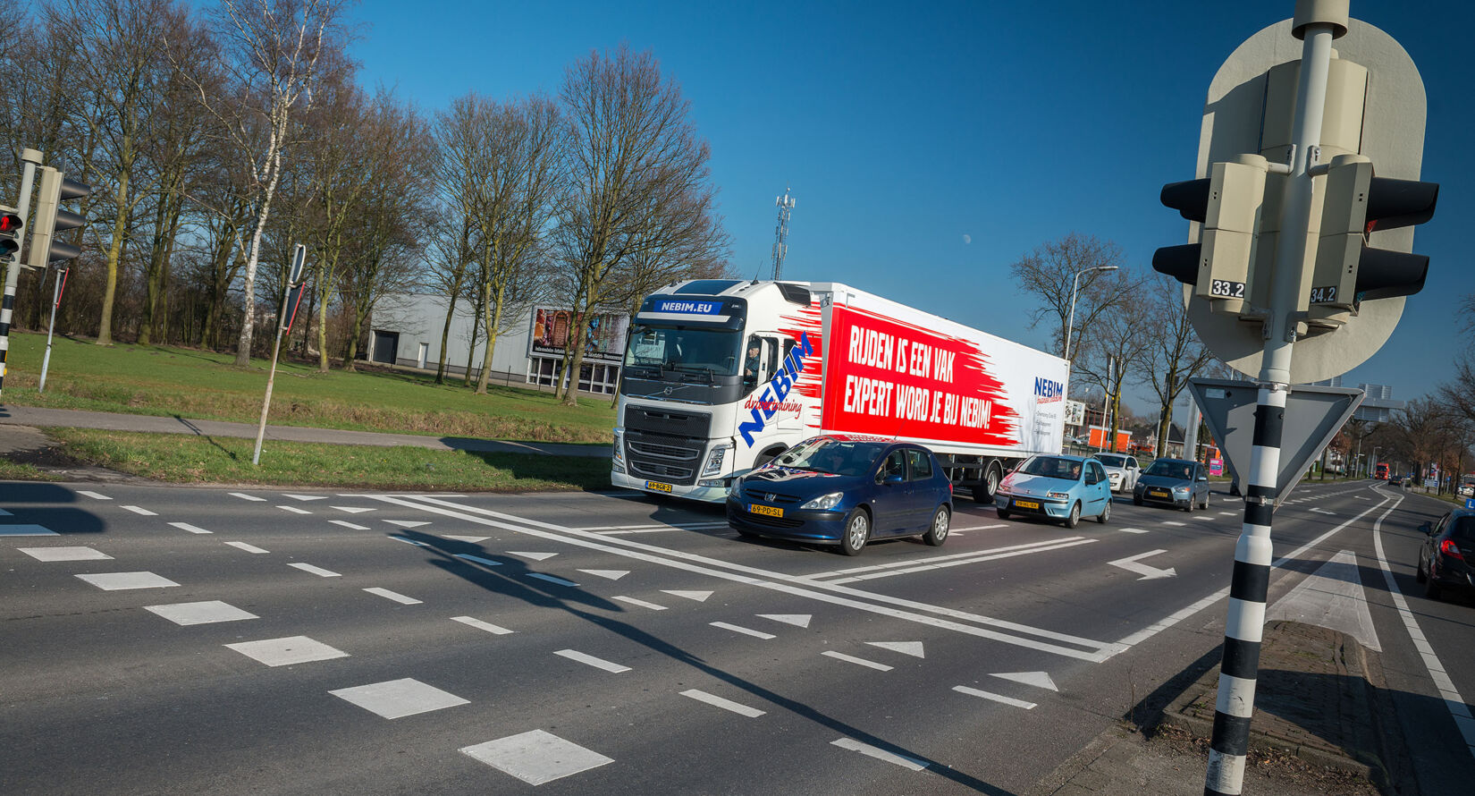 Nebim-code-95-Trainingstruck-op-de-weg