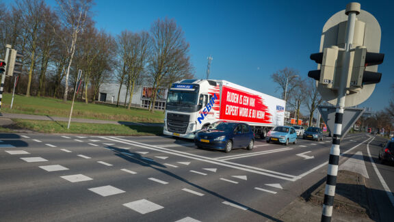 Nebim-code-95-Trainingstruck-op-de-weg