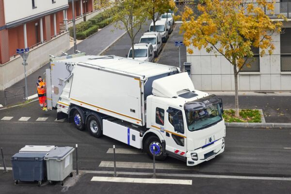 Nebim-Renault-trucks-d-wide-grijze-vrachtwagen-bij-zebrapad-2