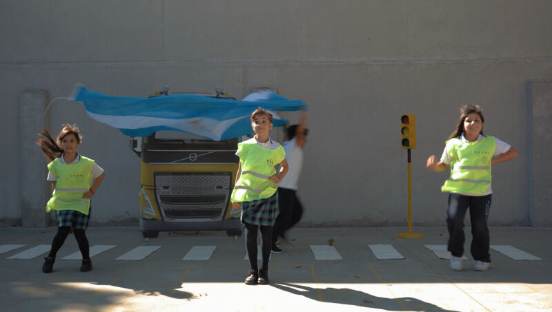 stop-look-wave-volvo-trucks-1