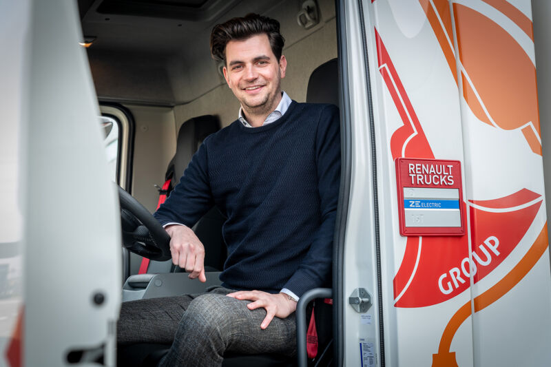 William Veneboer in de cabine van de elektrische D