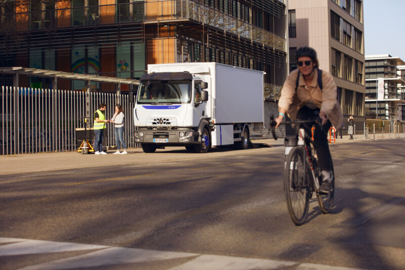 Nebim_Renault_Trucks_E_Tech_D_in_the_city