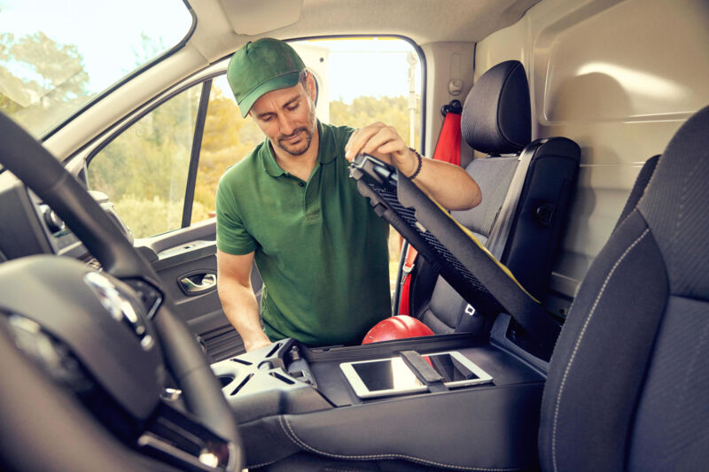 Nebim-Renault-Trafic-interieur-ipad-opklapbaar-tafel-opbergbox
