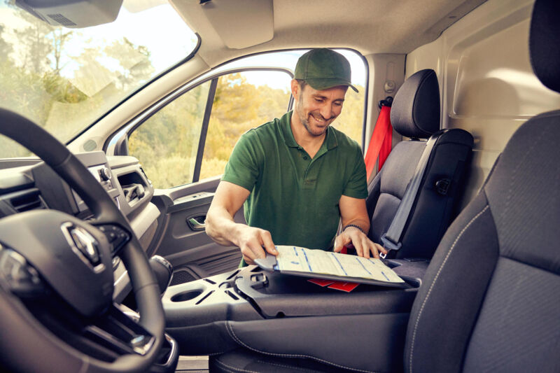 Nebim-Renault-Trafic-interieur-man-die-schrijft-opklapbaar-tafel-opbergbox