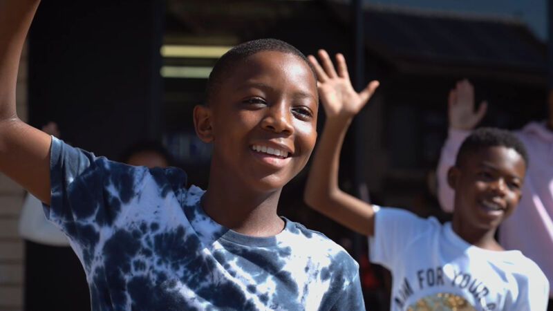 stop-look-wave-volvo-trucks-3