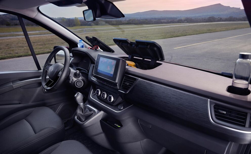 Nebim-Renault-Trafic-interieur-dashboard