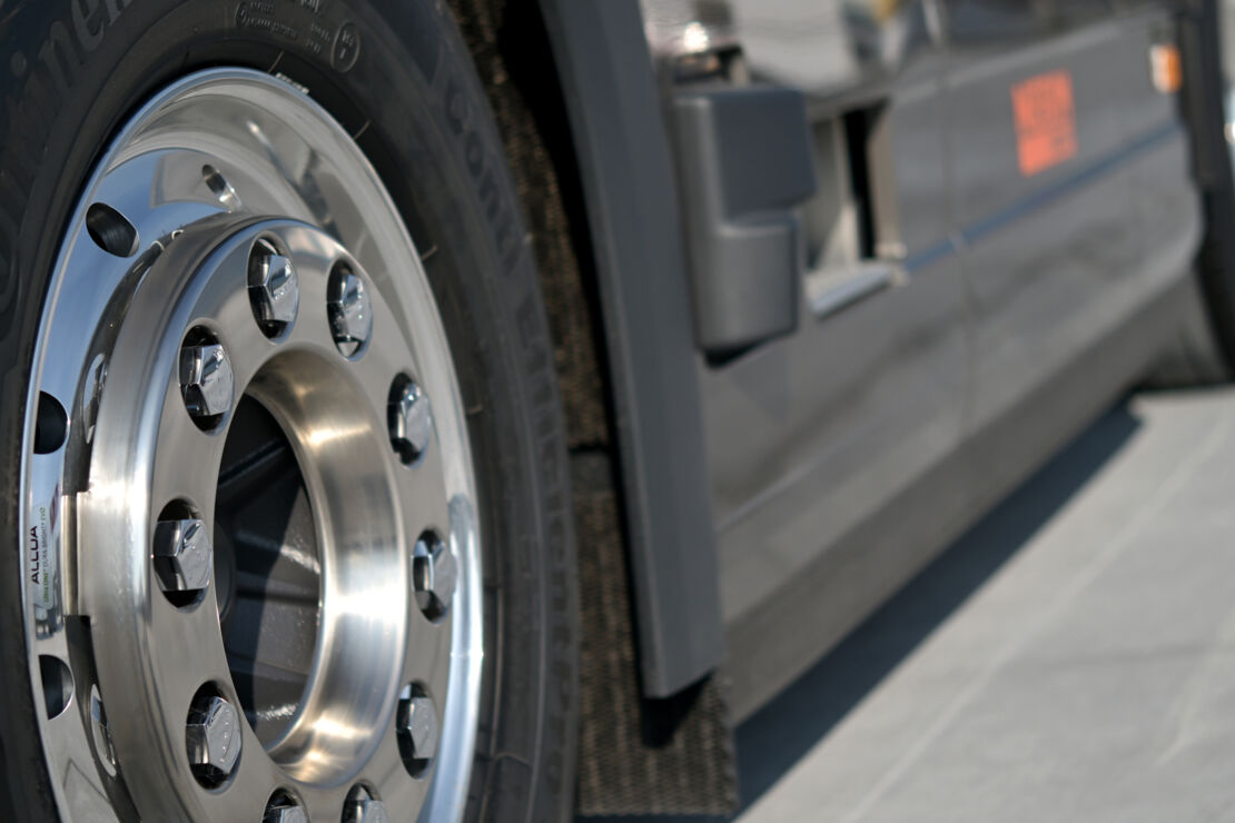 Nebim-Volvo-FH-Aero-limited-edition-11